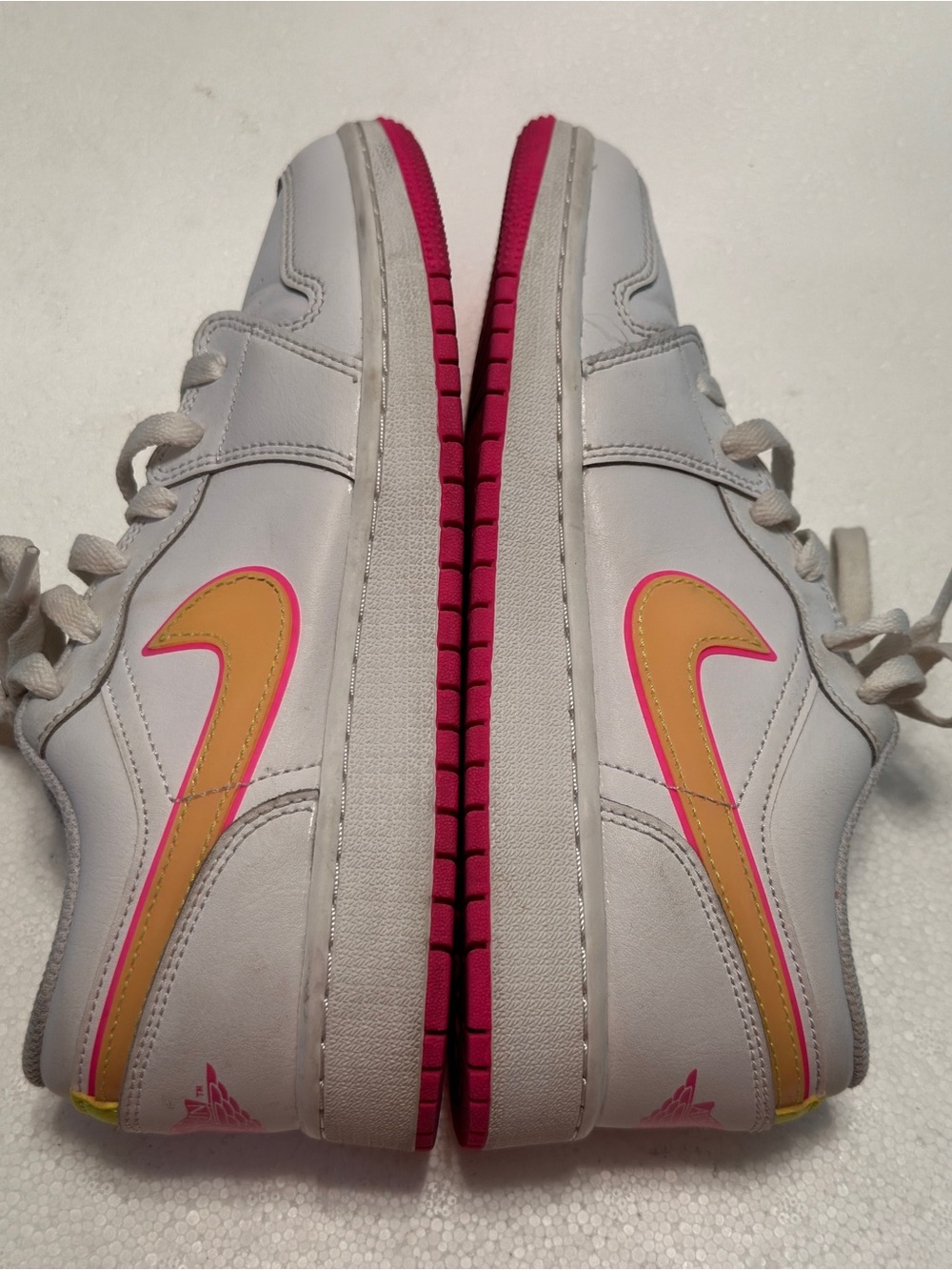 White youth Sneakers with Pink & Yellow Swoosh 1 low edge GS Edge Glow